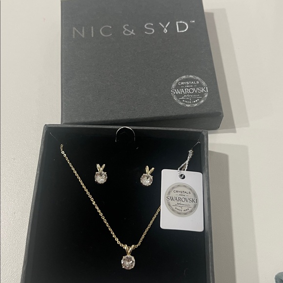 Swarovski Necklace and Earrings set. BNWT - Picture 4 of 4